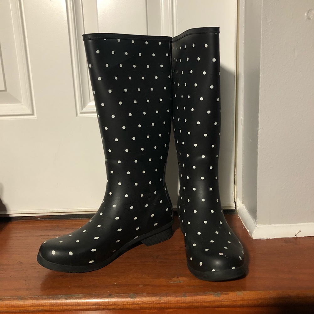 Size 8 women’s Rain boots.